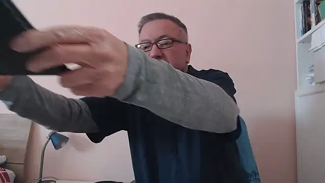 Snapshot of YOU6me chatting on 10-20-25, 07:42 YOU6me online show from 10-20-25, 07:42