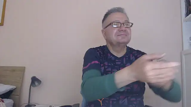 Snapshot of YOU6me chatting on 10-28-25, 04:31 YOU6me online show from 10-28-25, 04:31