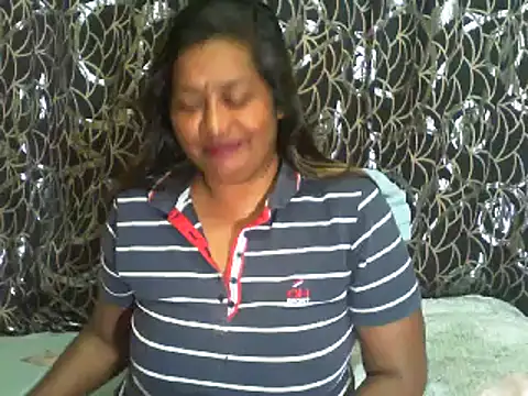 Snapshot of Mammabear_4u chatting on 12-15-24, 04:04 Mammabear 4u online show from 12-15-24, 04:04