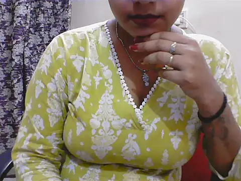 Snapshot of LovingPihu chatting on 05-18-26, 05:24 LovingPihu online show from 05-18-26, 05:24