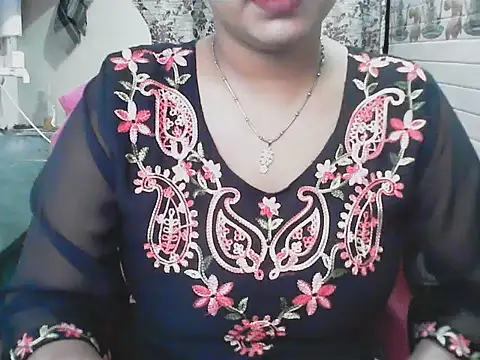 Snapshot of LovingPihu chatting on 06-12-26, 05:28 LovingPihu online show from 06-12-26, 05:28