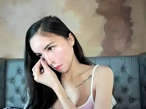 Snapshot of CaliAsian chatting on 10-01-25, 01:00 CaliAsian online show from 10-01-25, 01:00