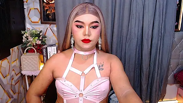 Snapshot of SweetCumFrancine chatting on 06-12-26, 05:06 SweetCumFrancine online show from 06-12-26, 05:06