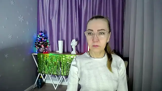 Snapshot of queen_a_n_i chatting on 01-14-25, 08:20 queen a n i online show from 01-14-25, 08:20