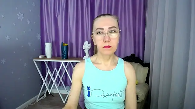 Snapshot of queen_a_n_i chatting on 03-18-25, 12:25 queen a n i online show from 03-18-25, 12:25