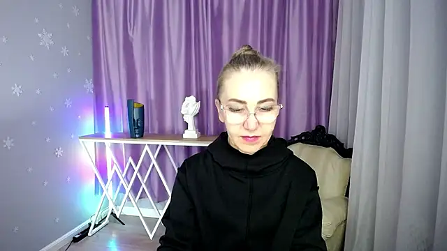 Snapshot of queen_a_n_i chatting on 09-26-25, 08:51 queen a n i online show from 09-26-25, 08:51