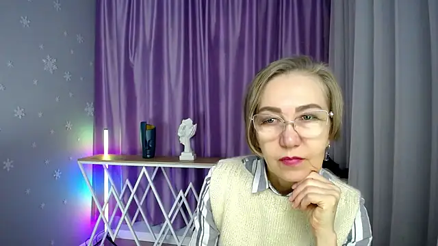 Snapshot of queen_a_n_i chatting on 10-10-25, 06:45 queen a n i online show from 10-10-25, 06:45