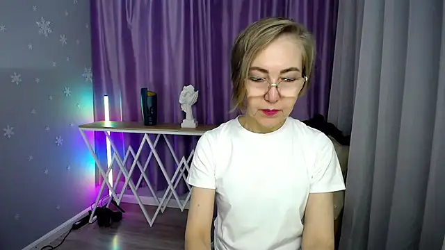 Snapshot of queen_a_n_i chatting on 10-17-25, 07:22 queen a n i online show from 10-17-25, 07:22