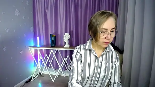 Snapshot of queen_a_n_i chatting on 10-18-25, 08:15 queen a n i online show from 10-18-25, 08:15