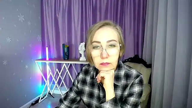 Snapshot of queen_a_n_i chatting on 10-23-25, 09:52 queen a n i online show from 10-23-25, 09:52