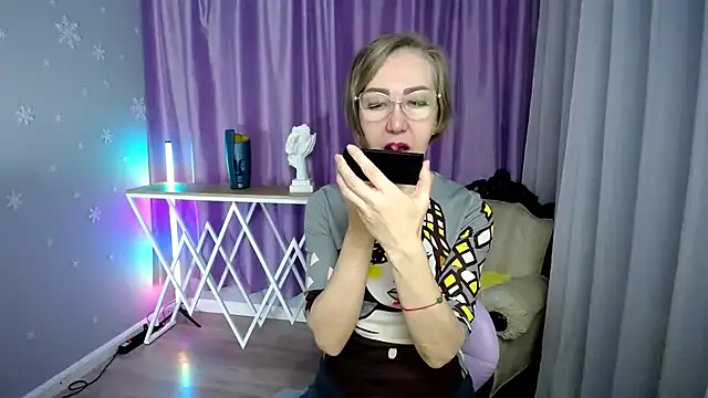 Snapshot of queen_a_n_i chatting on 10-30-25, 09:44 queen a n i online show from 10-30-25, 09:44