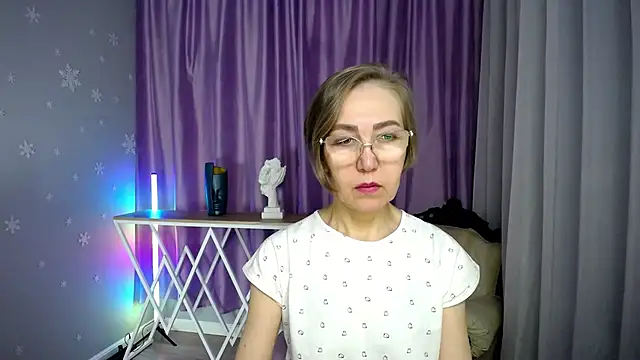 Snapshot of queen_a_n_i chatting on 11-13-25, 08:57 queen a n i online show from 11-13-25, 08:57