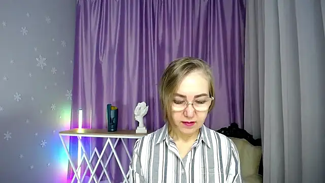 Snapshot of queen_a_n_i chatting on 11-20-25, 08:14 queen a n i online show from 11-20-25, 08:14