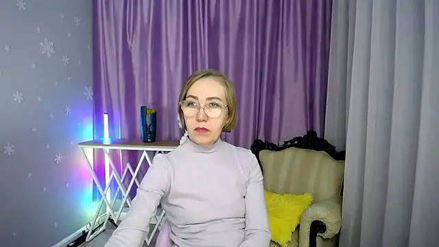 Snapshot of queen_a_n_i chatting on 11-27-25, 09:00 queen a n i online show from 11-27-25, 09:00