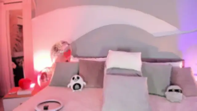 Snapshot of Nicolle_W chatting on 10-21-25, 11:55 Nicolle W online show from 10-21-25, 11:55