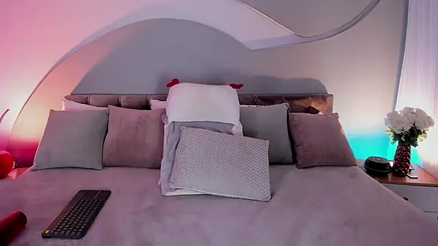 Nicolle W online show from 04-23-26, 12:04