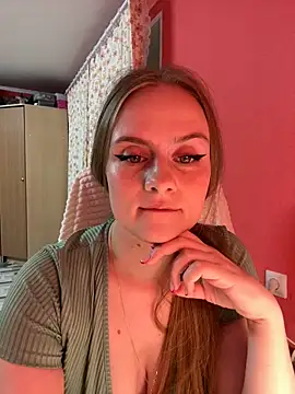 Snapshot of SophiaSweet_ chatting on 03-07-26, 05:32 SophiaSweet online show from 03-07-26, 05:32