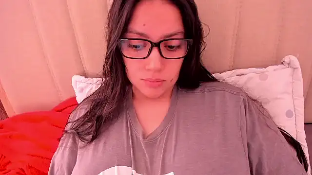 Snapshot of roniewester chatting on 05-15-26, 03:08 roniewester online show from 05-15-26, 03:08