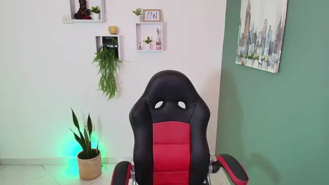 Snapshot of bella_99_ chatting on 12-14-24, 02:42 bella 99  online show from 12-14-24, 02:42