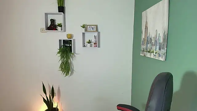 Snapshot of bella_99_ chatting on 12-17-24, 11:28 bella 99  online show from 12-17-24, 11:28