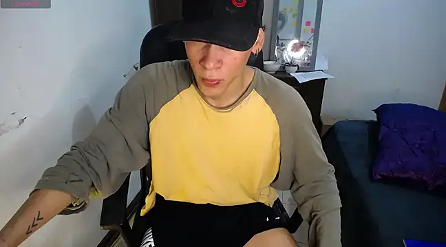 Snapshot of ricksamm chatting on 01-06-25, 01:52 ricksamm online show from 01-06-25, 01:52