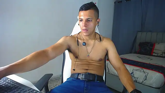 Snapshot of DavidAngell7 chatting on 10-01-25, 04:18 DavidAngell7 online show from 10-01-25, 04:18