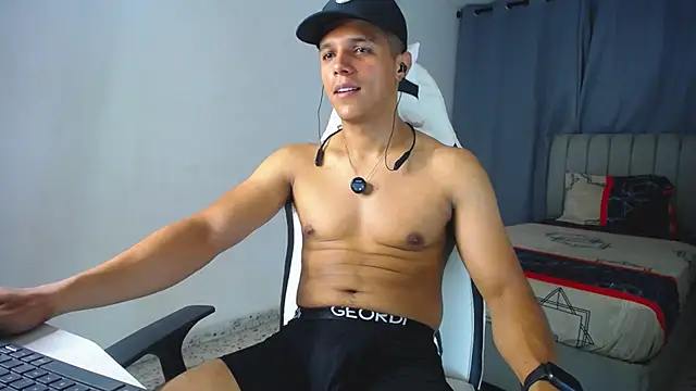 Snapshot of DavidAngell7 chatting on 10-04-25, 05:05 DavidAngell7 online show from 10-04-25, 05:05