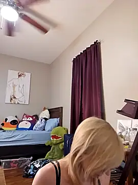 Snapshot of AmethystFoxx chatting on 03-18-25, 01:10 AmethystFoxx online show from 03-18-25, 01:10