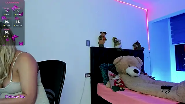 SussiVega online show from 12-18-24, 02:42