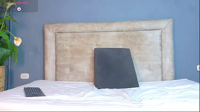 nicol snow online show from 04-27-26, 01:20