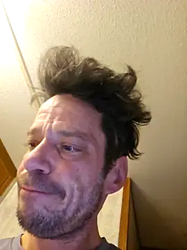 Snapshot of chosen923 chatting on 11-25-25, 04:12 chosen923 online show from 11-25-25, 04:12