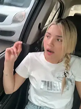 Snapshot of Sarita-candy chatting on 01-04-25, 04:43 Sarita-candy online show from 01-04-25, 04:43