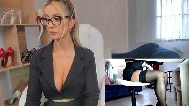 Snapshot of MissRhodes1 chatting on 01-21-25, 07:28 MissRhodes1 online show from 01-21-25, 07:28