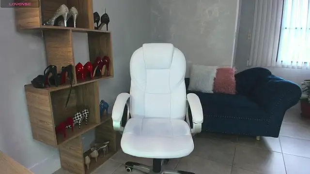 Snapshot of MissRhodes1 chatting on 09-08-25, 07:57 MissRhodes1 online show from 09-08-25, 07:57