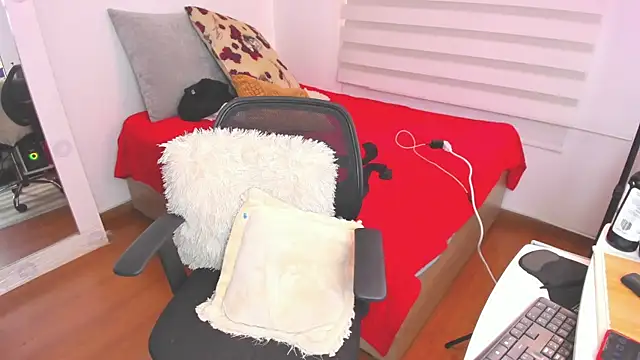 Snapshot of SharonVelvet chatting on 01-03-25, 04:48 SharonVelvet online show from 01-03-25, 04:48