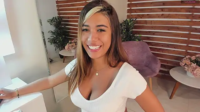 Snapshot of _MeganRain chatting on 02-05-25, 05:09  MeganRain online show from 02-05-25, 05:09