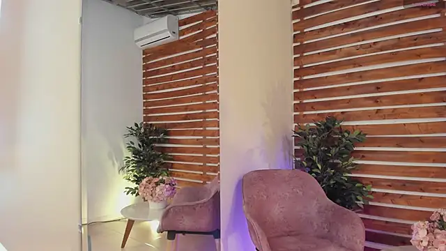 Snapshot of _MeganRain chatting on 03-06-25, 04:08  MeganRain online show from 03-06-25, 04:08