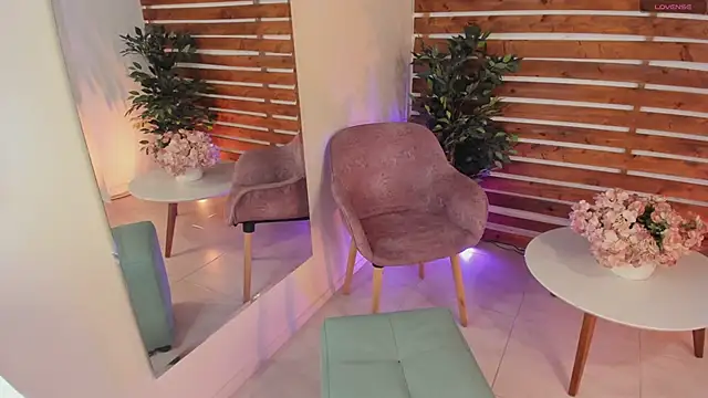 Snapshot of _MeganRain chatting on 03-18-25, 08:47  MeganRain online show from 03-18-25, 08:47