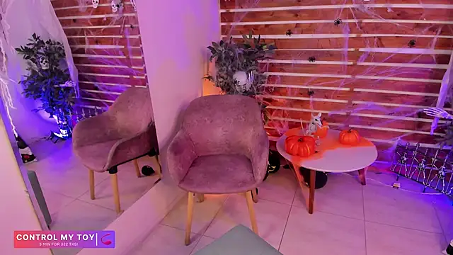 Snapshot of _MeganRain chatting on 10-28-25, 07:12  MeganRain online show from 10-28-25, 07:12