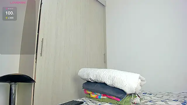 Snapshot of caroline_tovar chatting on 10-24-25, 11:23 caroline tovar online show from 10-24-25, 11:23