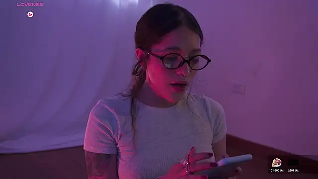 Snapshot of HannaMoom chatting on 10-21-25, 09:15 HannaMoom online show from 10-21-25, 09:15