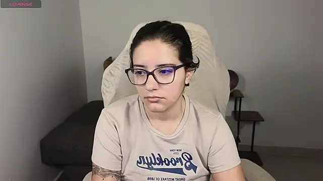 Snapshot of blue__moon_ chatting on 10-31-25, 04:46 blue moon online show from 10-31-25, 04:46