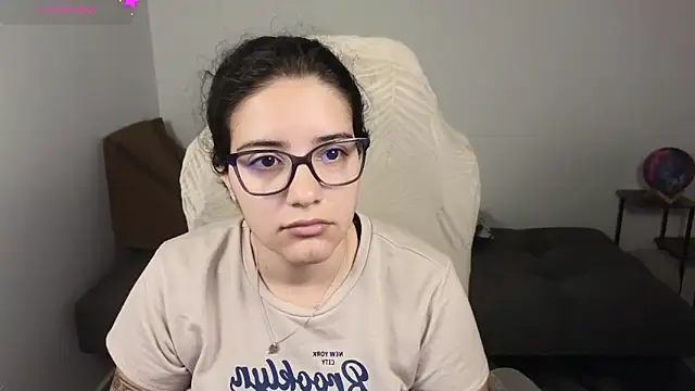 Snapshot of blue__moon_ chatting on 11-01-25, 03:08 blue moon online show from 11-01-25, 03:08