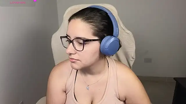 Snapshot of blue__moon_ chatting on 11-23-25, 02:11 blue moon online show from 11-23-25, 02:11