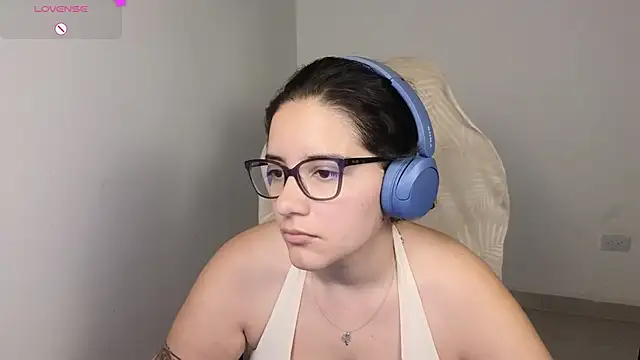 Snapshot of blue__moon_ chatting on 11-27-25, 06:43 blue moon online show from 11-27-25, 06:43