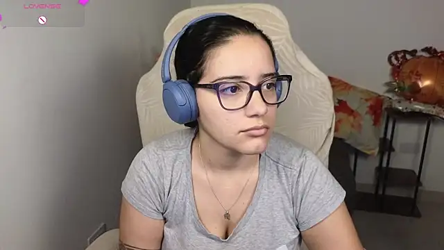 Snapshot of blue__moon_ chatting on 11-29-25, 06:22 blue moon online show from 11-29-25, 06:22