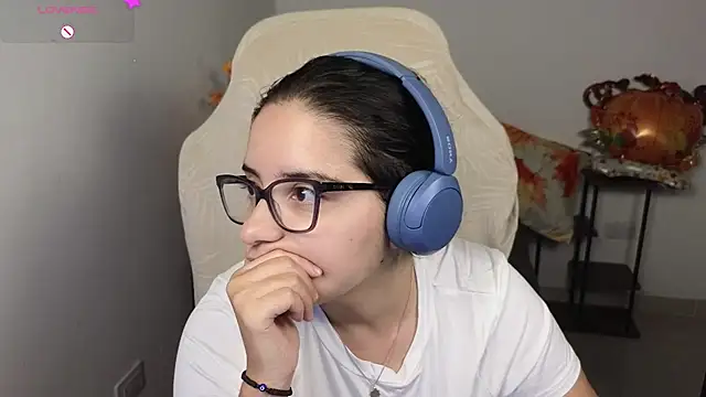 Snapshot of blue__moon_ chatting on 11-30-25, 06:28 blue moon online show from 11-30-25, 06:28