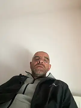 Snapshot of slim1976006 chatting on 05-08-26, 04:01 slim1976006 online show from 05-08-26, 04:01