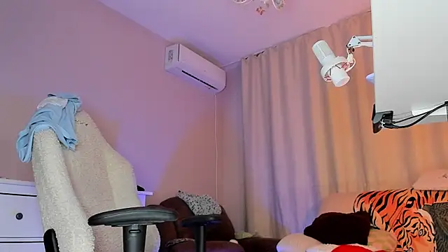 EmilyAden online show from 04-15-26, 07:58