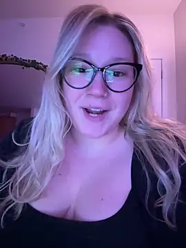 Snapshot of PiggyRose chatting on 03-15-25, 12:47 PiggyRose online show from 03-15-25, 12:47